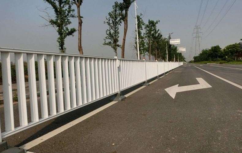 【交通护栏】厂家详解哪些因素影响锌钢道路护栏的寿命？