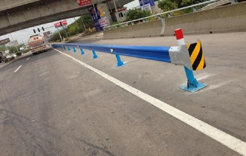 锌钢草坪京式护栏-道路交通市政护栏-彩钢围挡-重庆交通护栏厂家