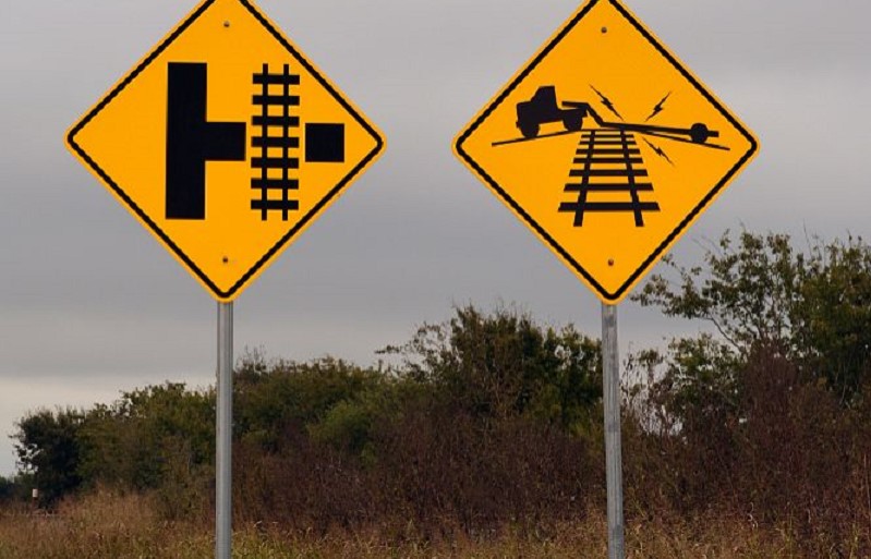 【一般道路上交通标志杆多少间距一个】城市道路路口,交通标志距离路口多少米