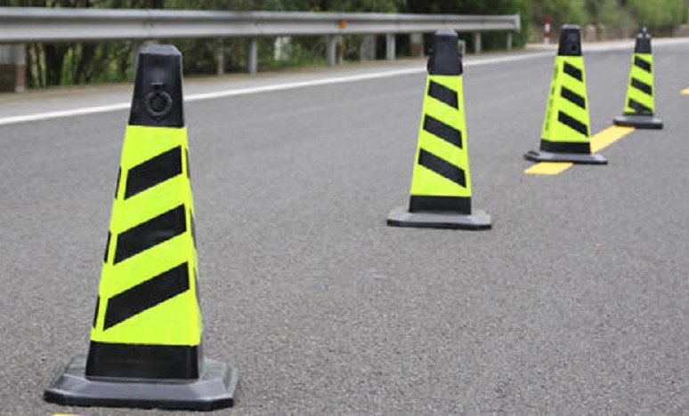 【交通标志牌,标志杆,道路标线】重庆交通标线-交通信号灯-护栏生产厂家